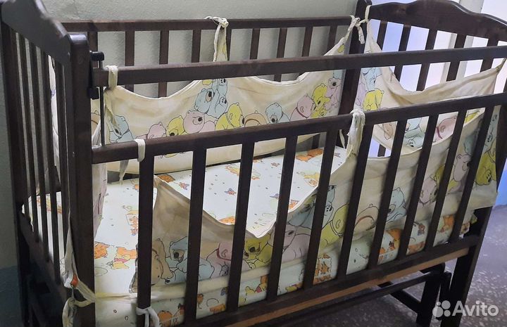 Детская кроватка с маятником