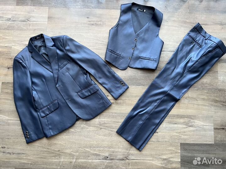 Костюм-тройка классический новый на 12 лет