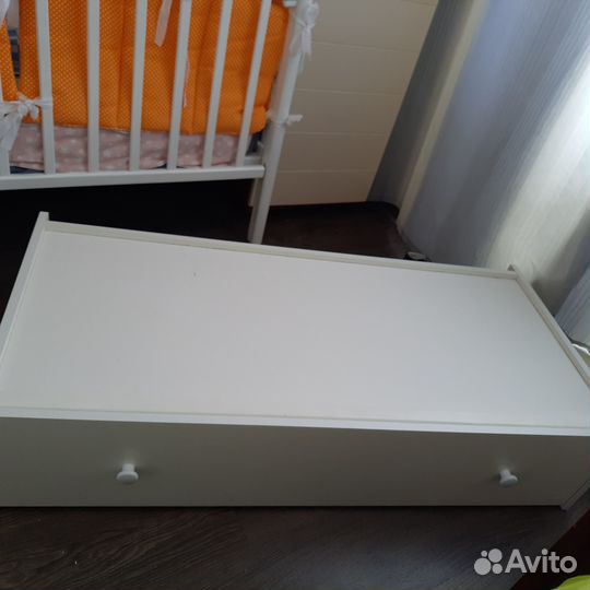 Детская кроватка с маятником и ящиком