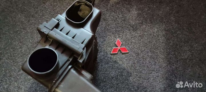 Корпус воздушного фильтра Mitsubishi Colt