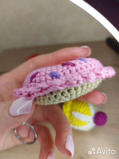 Вязаный брелок пончик