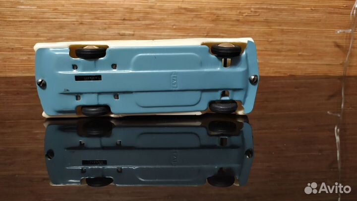 Модель автомобиля газ чайка / карболит инерционный