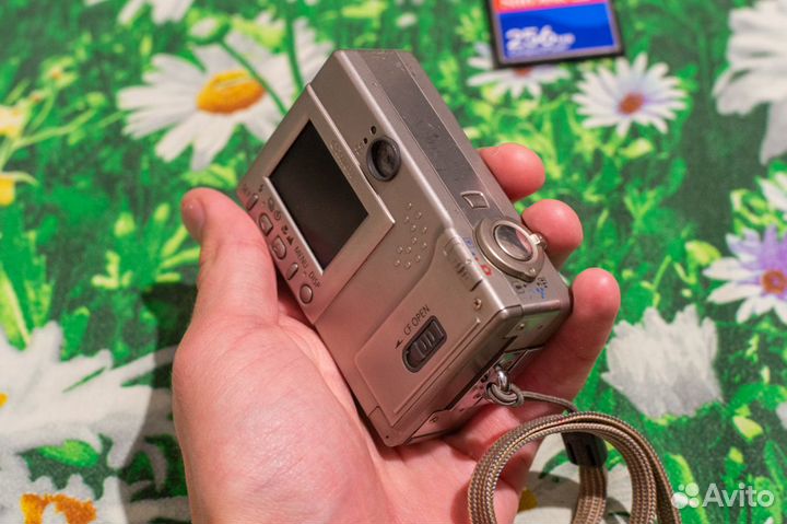 Y2k Canon digital ixus pc1001