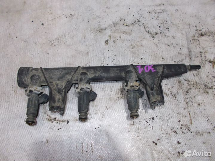 Рампа форсунка топливная Peugeot 301 1.2 10b210