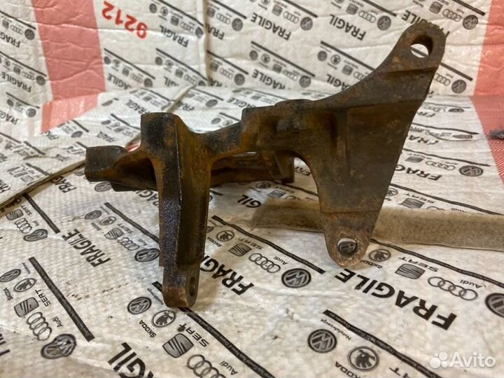 Кронштейн компрессора кондиционера Subaru Legacy