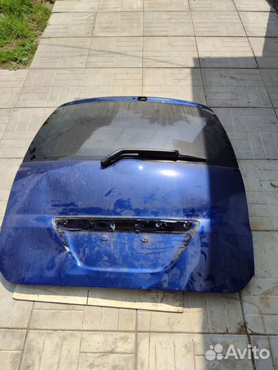 Крышка багажника Toyota noah azr60