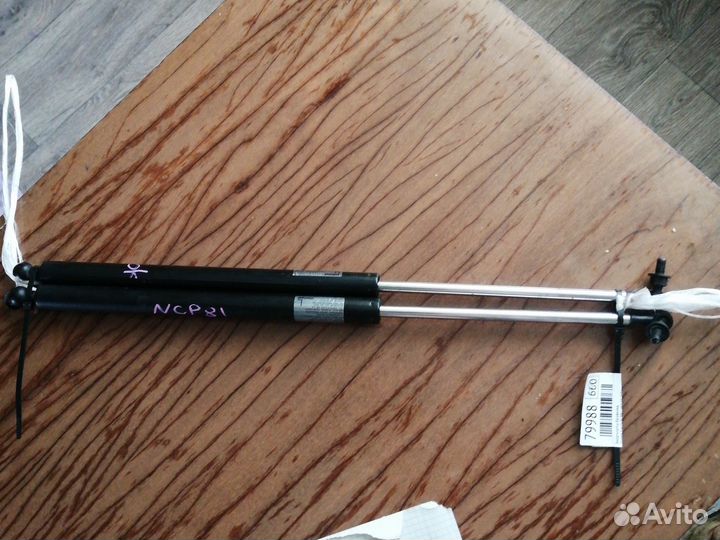 Амортизатор багажника toyota sienta NCP81