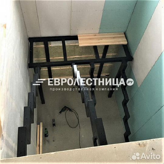 Лестница на металлическом каркасе с площадкой