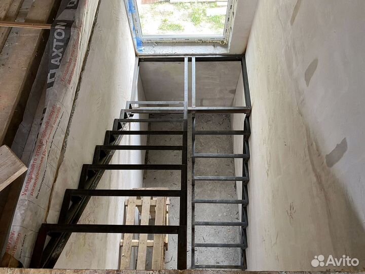 Лестница на металлическом каркасе для дачи и дома