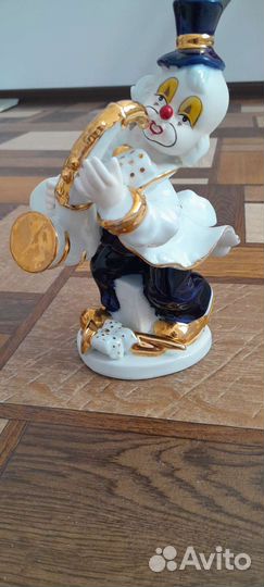 Статуэтка фарфоровая 