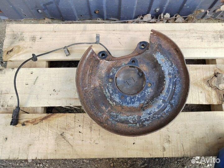 Скоба суппорта задняя правая Opel Astra J A16XER