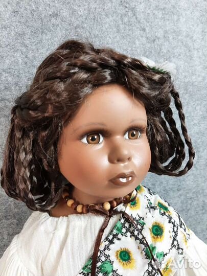 Кукла фарфоровая мулатка