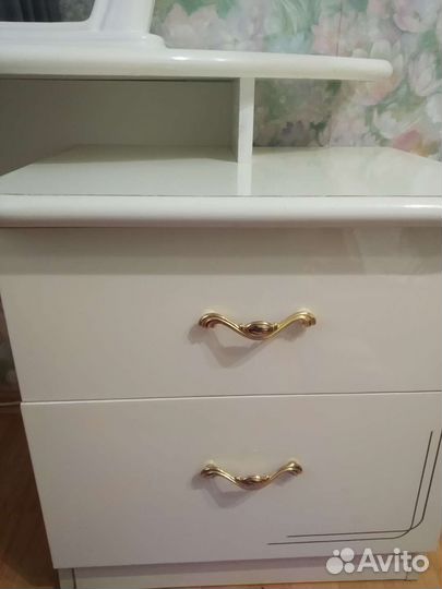 Туалетный столик с зеркалом б/у