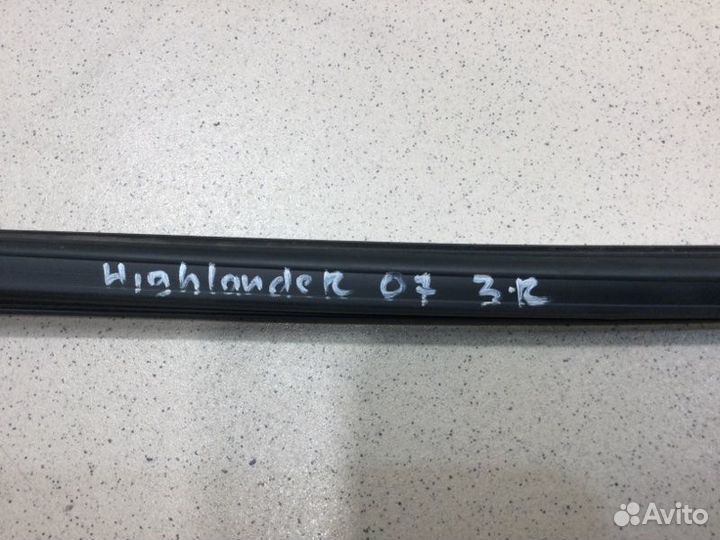 Уплотнитель стекла двери задний правый Toyota