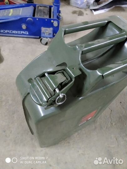 Канистра для бензина металлическая