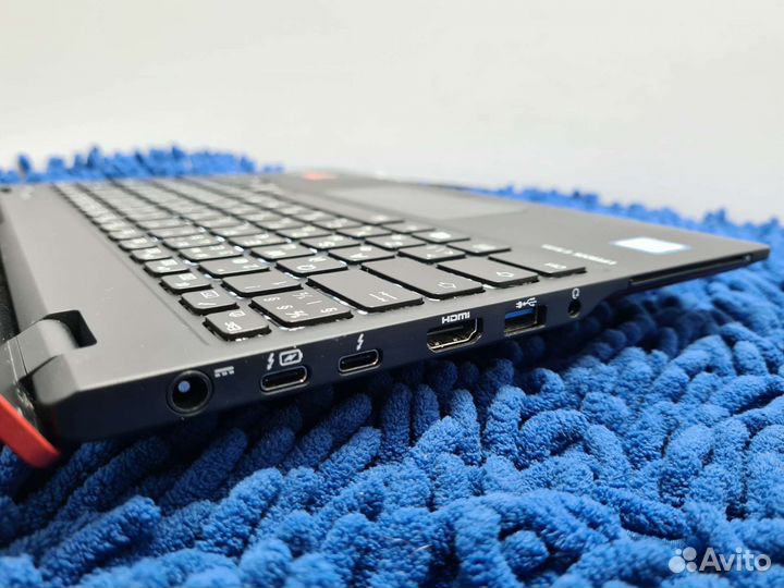 Ноутбук Fujitsu LifeBook U939 i5 16/256 красный