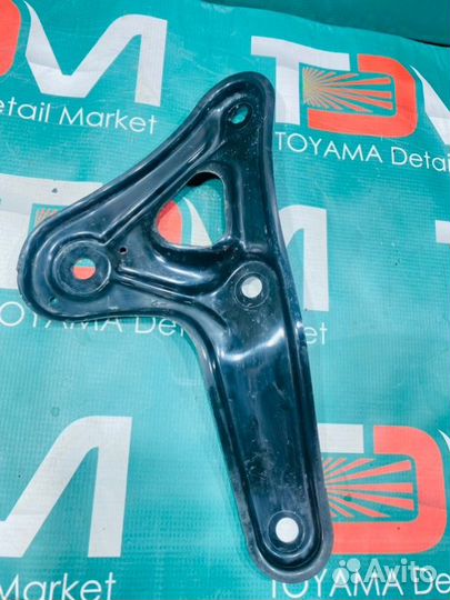 Крепление балки подвески переднее левое Toyota