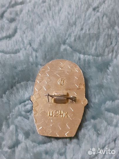 Советский значок котик в корзинке