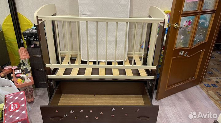 Детская кроватка с поперечным маятником
