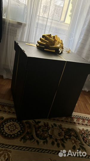 Подарочная коробка