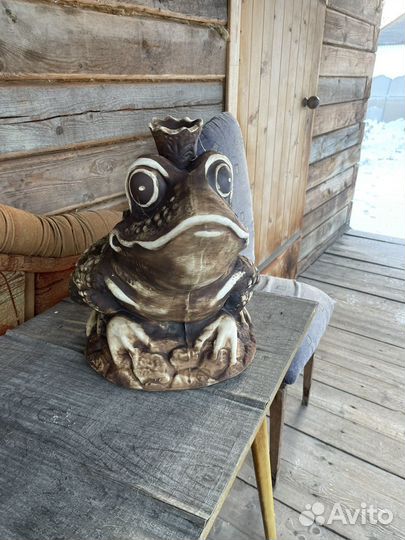 Фигурка лягушки