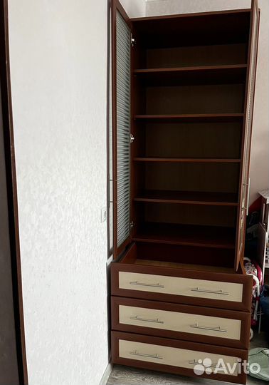 Шкаф книжный