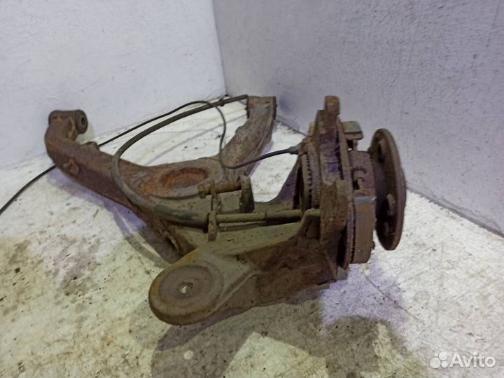 Кулак задний правый