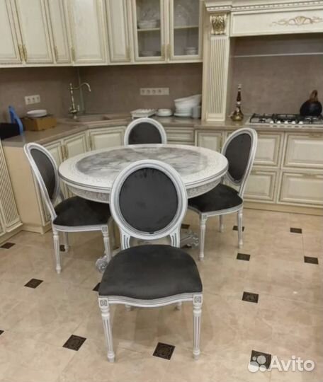 Кухонный стол и стулья в комплекте