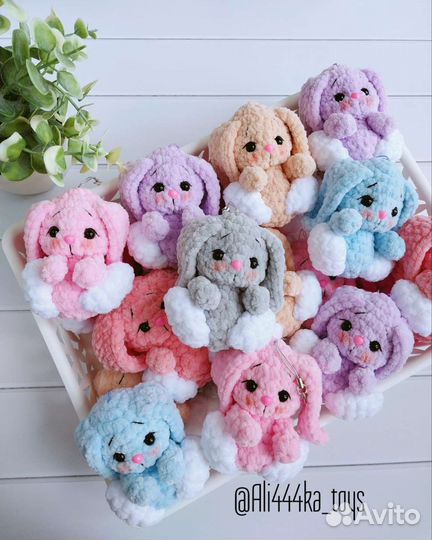 Вязаная игрушка Зайка брелок