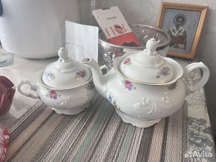Заварочный чайник и сахарница