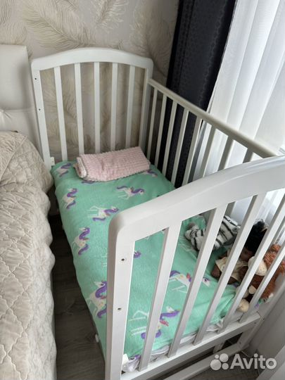 Детская кроватка с маятником и ящиком белая