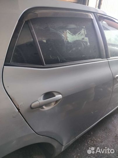 Задняя правая дверь Toyota auris E150