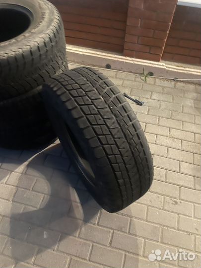 Bridgestone Blizzak DM-V1 285/70 R17