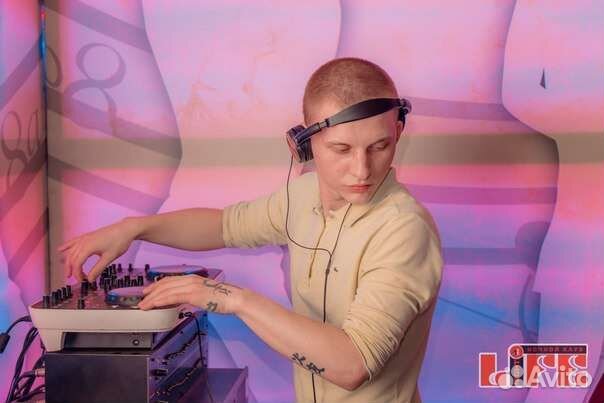 DJ, ди джей (со своим звуковым оборудованием)