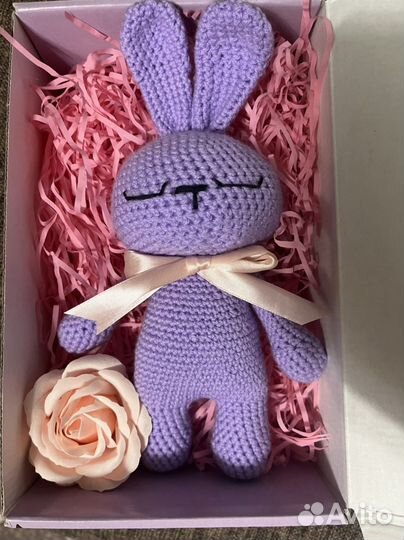 Вязаная игрушка Зайка-сплюшка