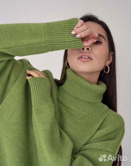 Свитер новый объемный с горлом зеленый