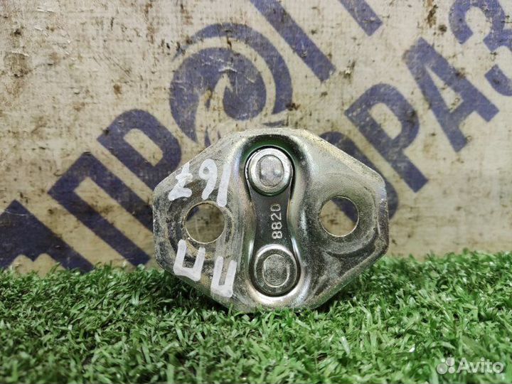 Ответная часть замка двери передняя правая Mazda