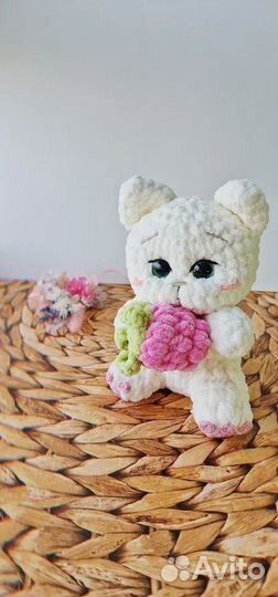 Мягкая вязаная игрушка кошечка