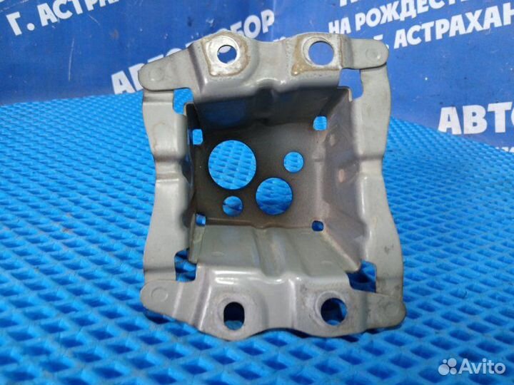 Кронштейн усилителя заднего бампера Toyota Mark X