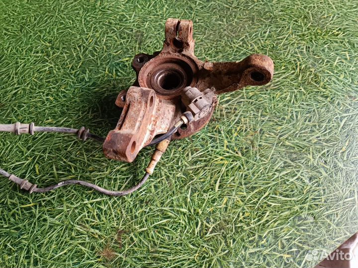 Поворотный кулак передний левый Опель Вектра Б