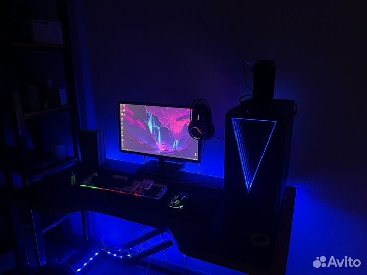 Игровой компьютер с монитором и клавиатурой