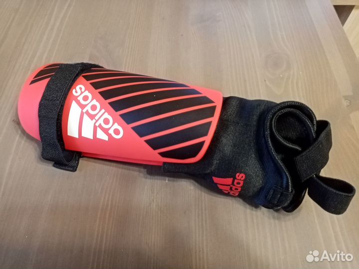 Футбольные щитки Adidas