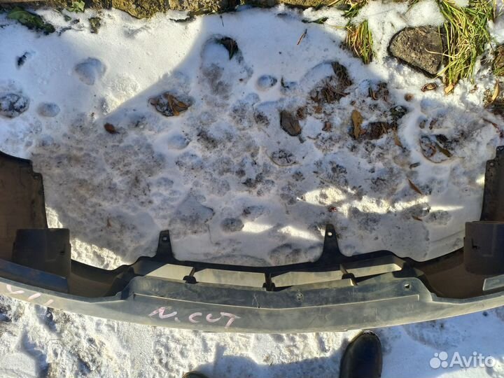 Продам передний бампер ниссан ад 2002 год
