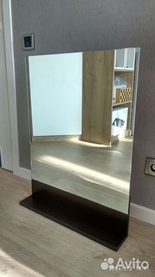 Зеркало с полкой