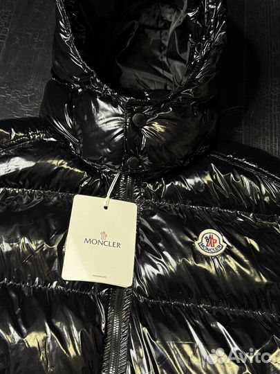 Глянцевая жилетка Moncler