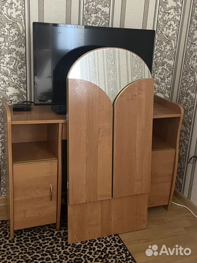 Трюмо с зеркалом