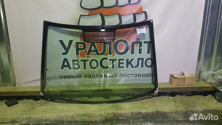 Заднее стекло Mazda 3