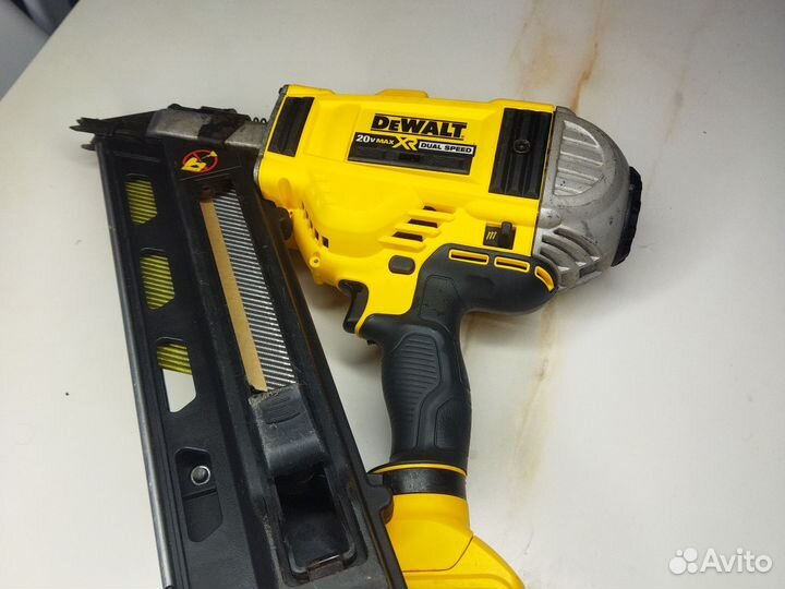 Каркасный нейлер DeWalt DCN692 90 гвозди