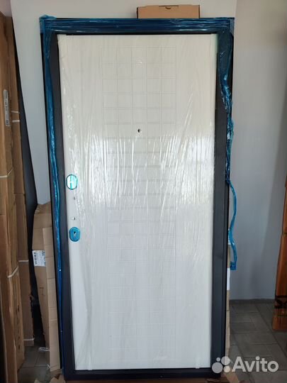 Дверь входная металлическая новая