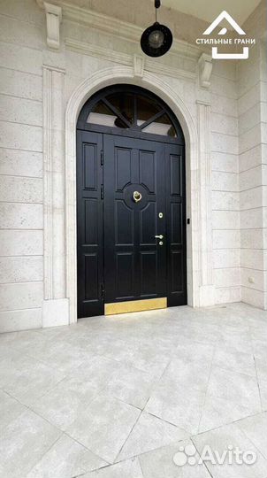 Дверь входная в коттедж со стеклом